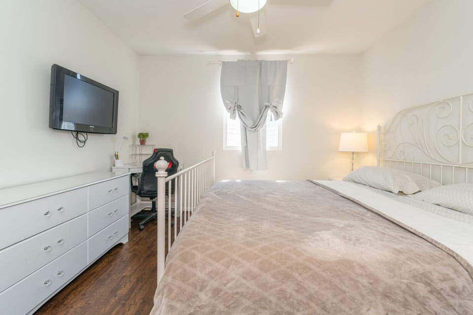 Ambassador Suite w/ Shared Bathroom + Firestick