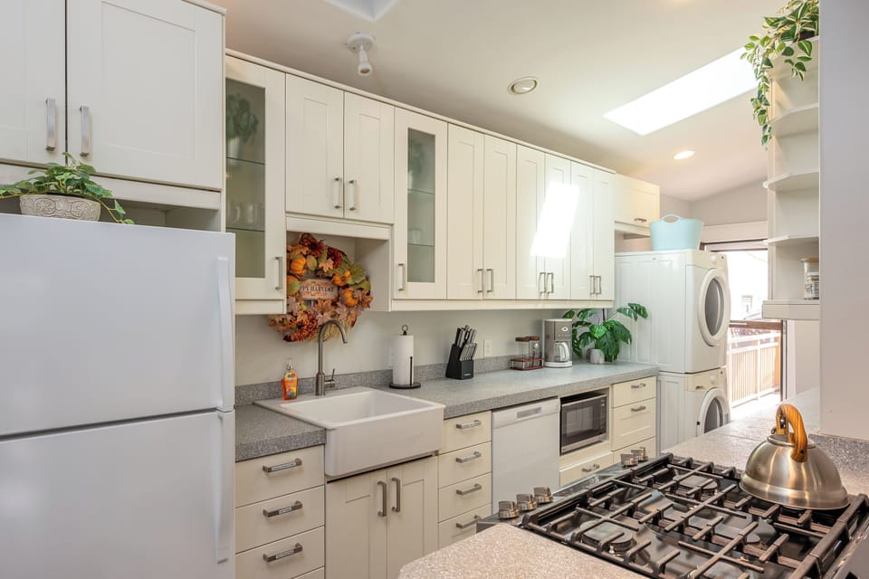 Full kitchen w/ Keurig, drip coffee, (coffee, creamer, and sugar included)