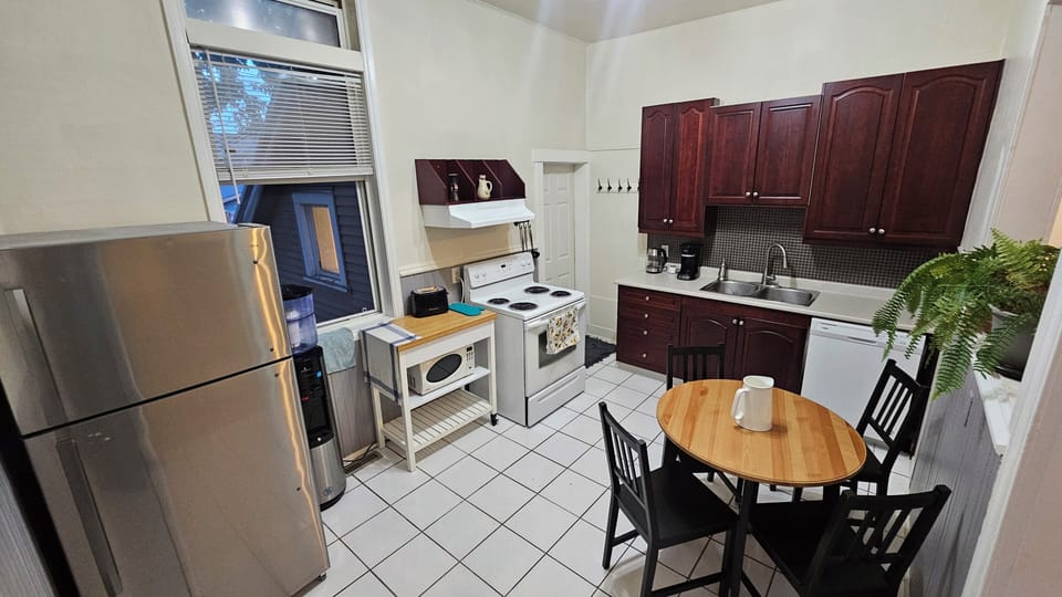 Full kitchen, with micro-wave, dishwasher and full stove/oven