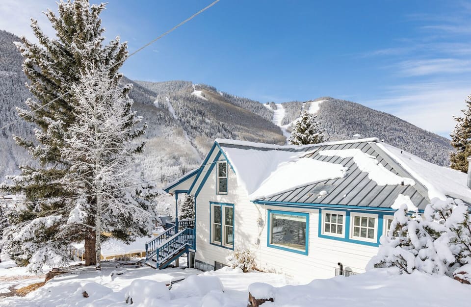 Cute Victorian style, 10 minute walk to gondola with ski storage locker at base