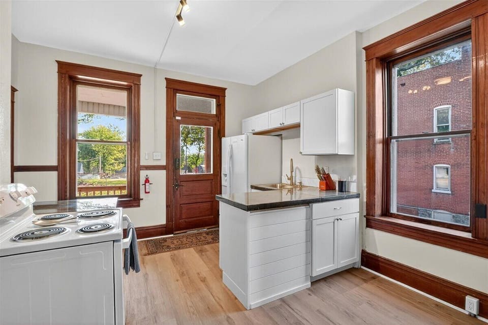 Kitchen with large windows, ideal for cooking.