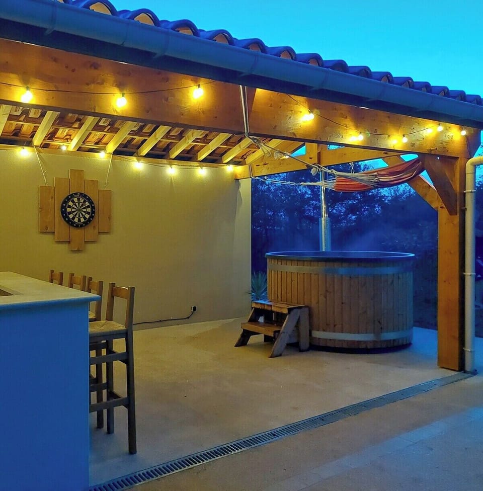 Outdoor spa tub