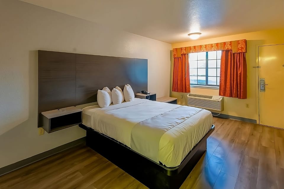 Unit with 1 Queen size bed. Exact unit will be assigned upon arrival. Views, colors and decor may vary.