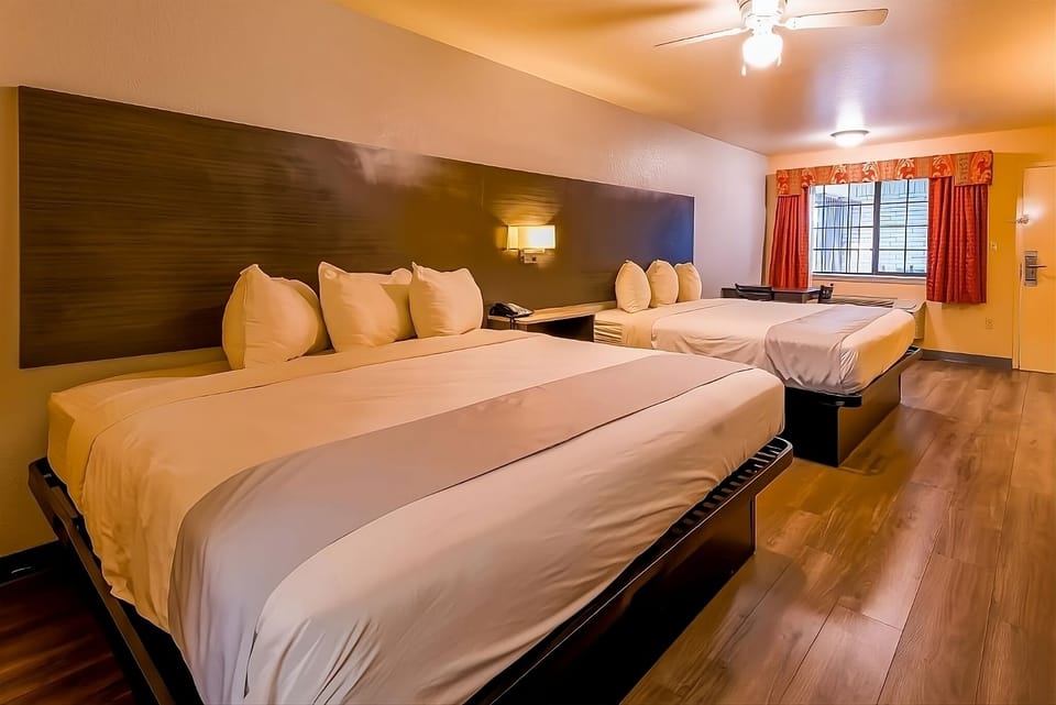 Unit with 2 King size beds. Exact unit will be assigned upon arrival. Views, colors and decor may vary.