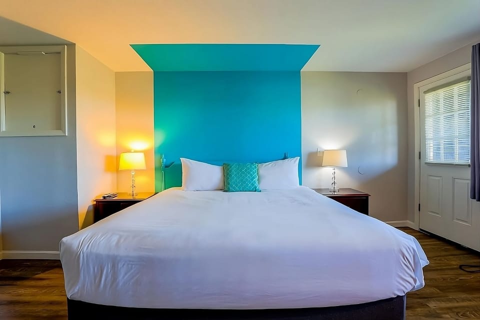 Unit with 1 King size bed. Exact unit will be assigned upon arrival. Views, colors and decor may vary.