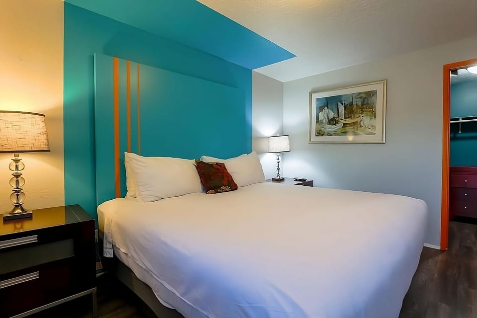 Unit with King and Queen size bed. Exact unit will be assigned upon arrival. Views, colors and decor may vary.