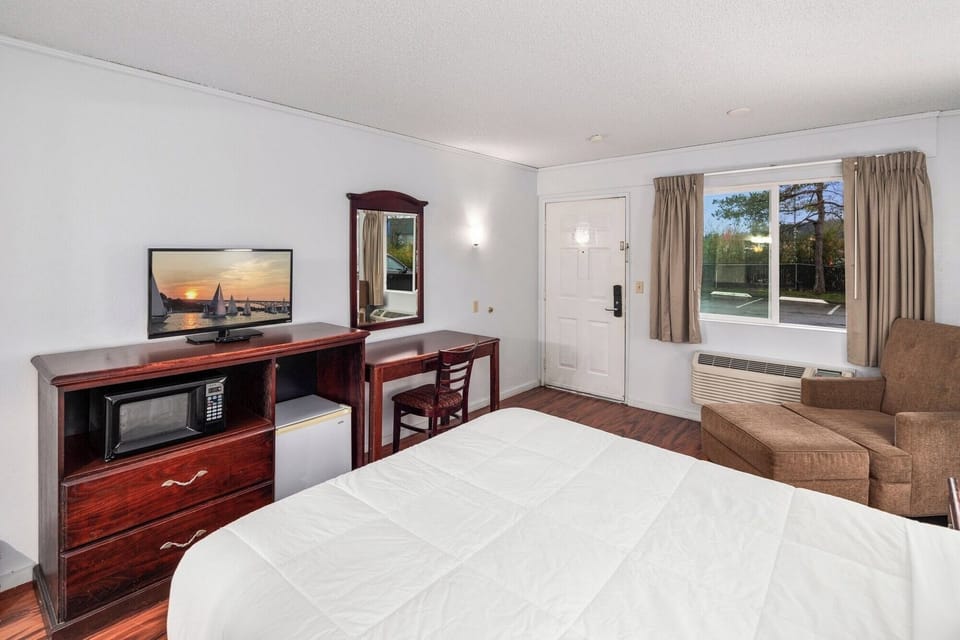 Recharge in a calm, lamp-lit space made for rest