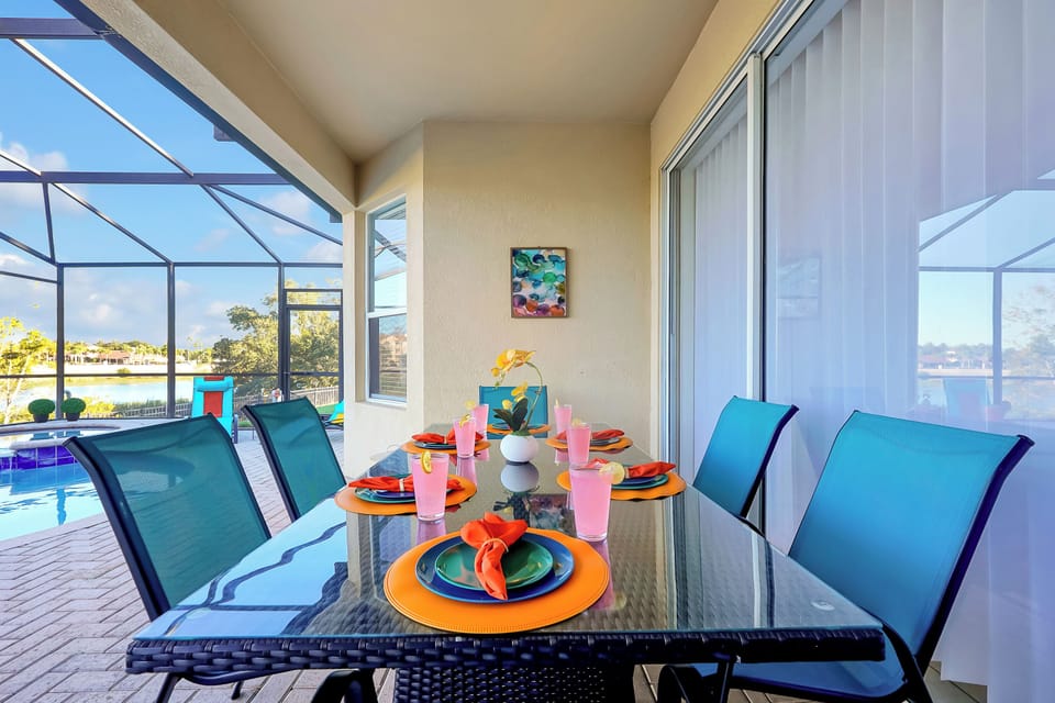 Private screened pool & spa, lake views, loungers, Florida day-to-night vibes