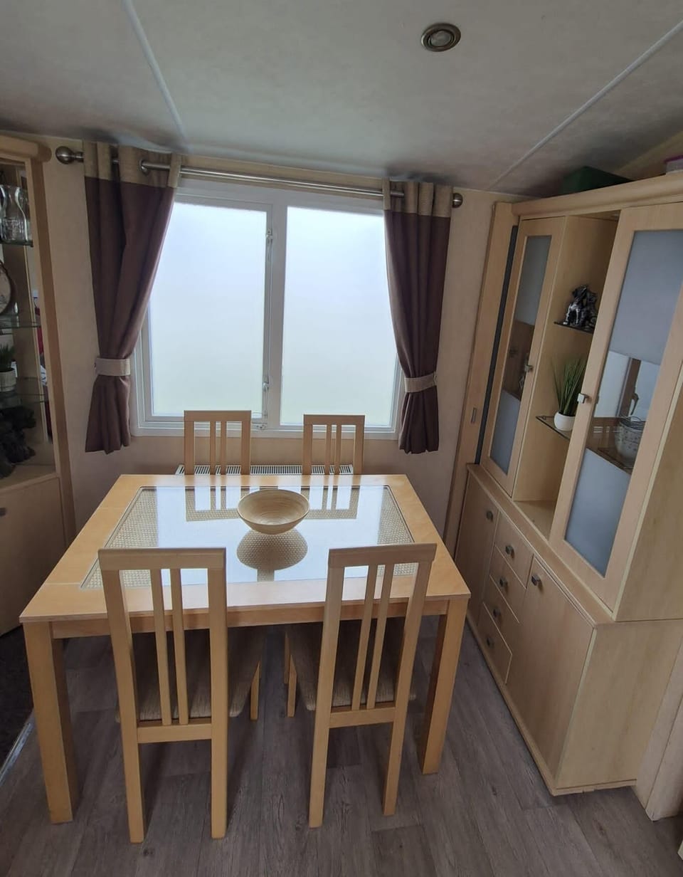 This cosy booth is perfect for everything from family breakfasts to evening board games, creating an inviting hub for socialising and dining.