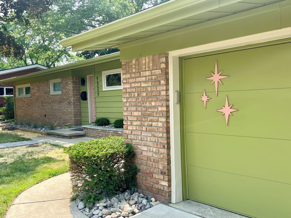 This house has the MCM vibe goin' on!
