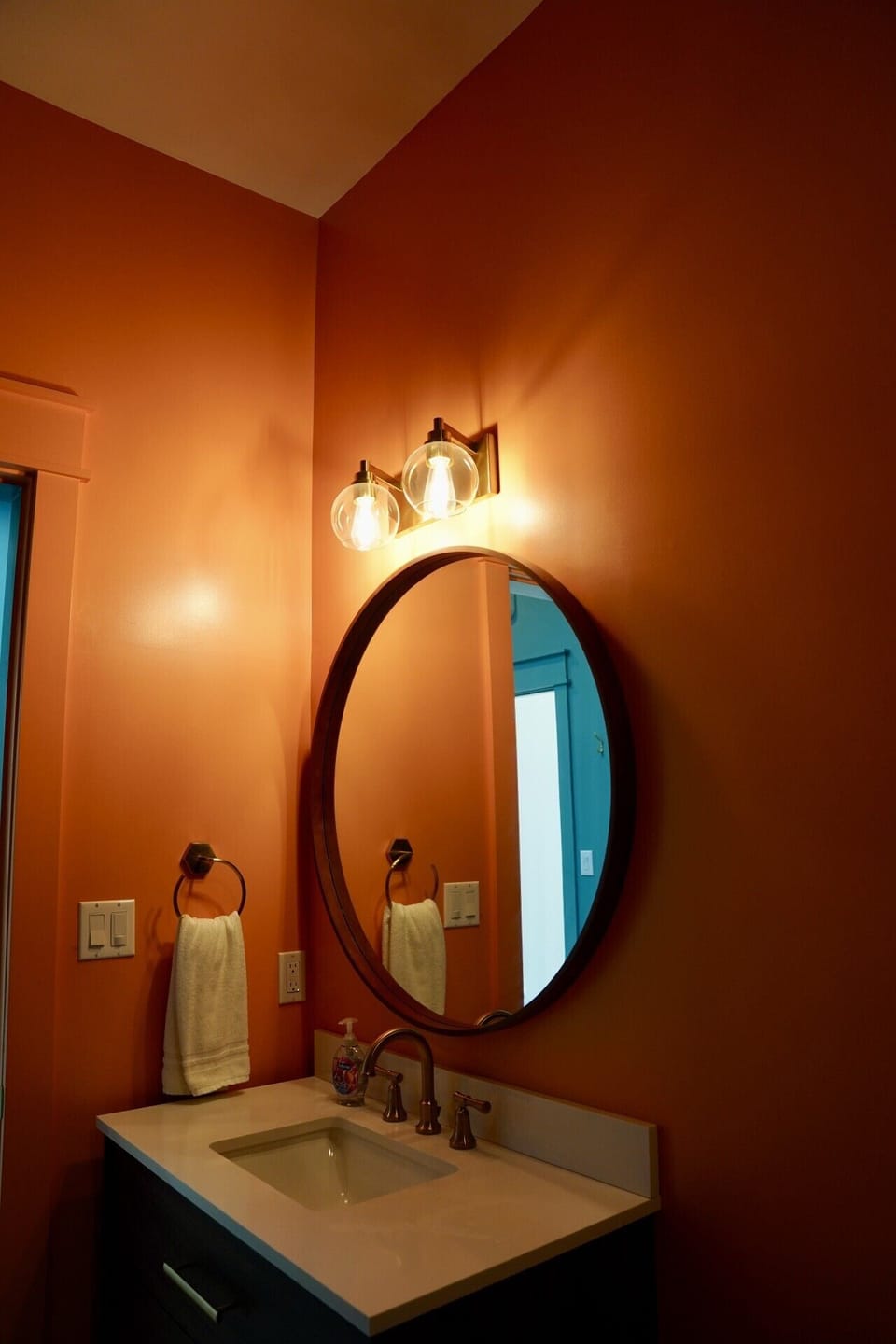 Warm tones, golden light, big style — our bathrooms are made for slow mornings. 🛁✨