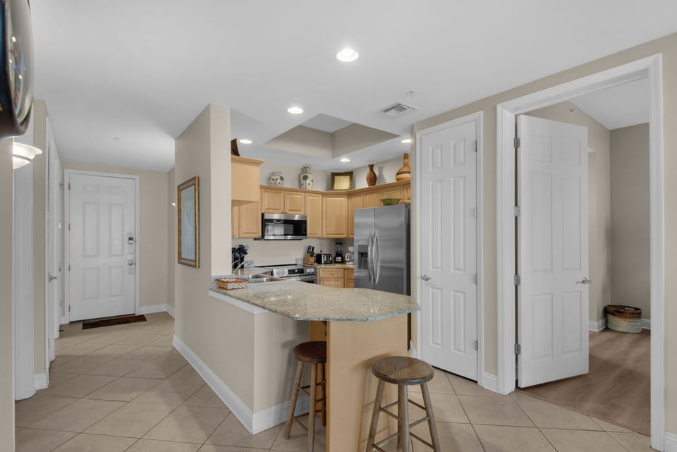 Kitchen has pantry!