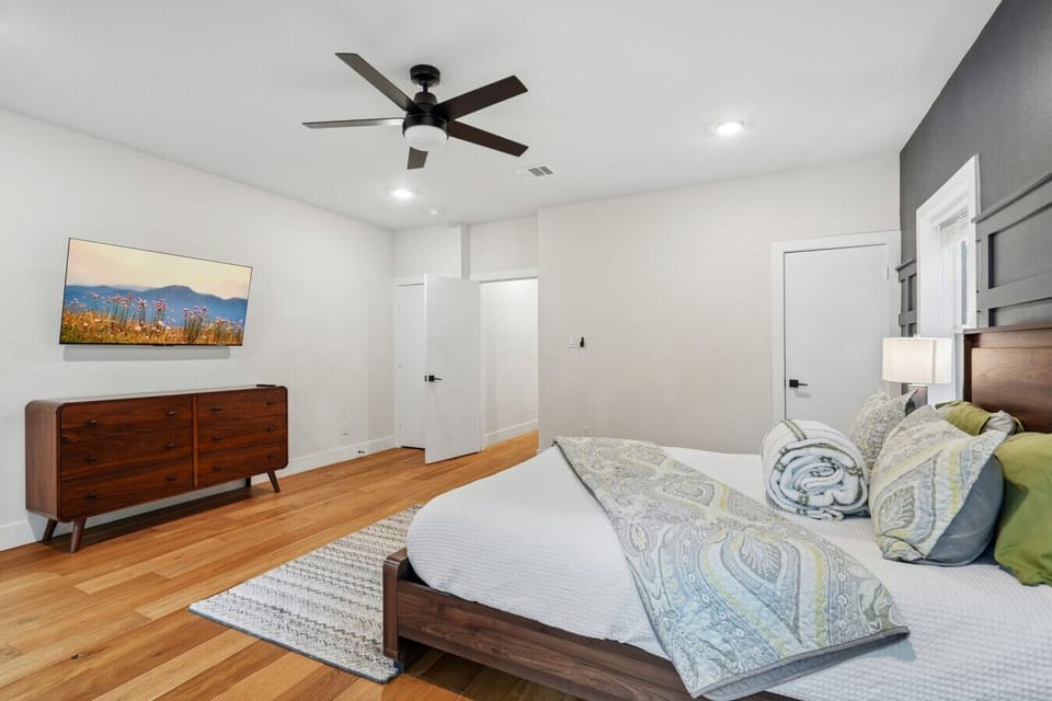 1st Floor Queen Bedroom