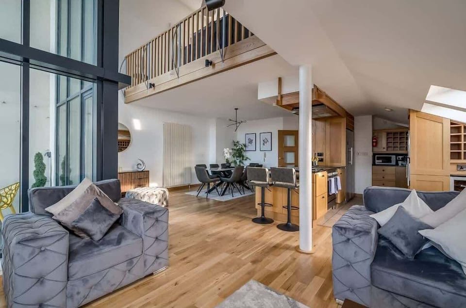 Living Room / Lounge