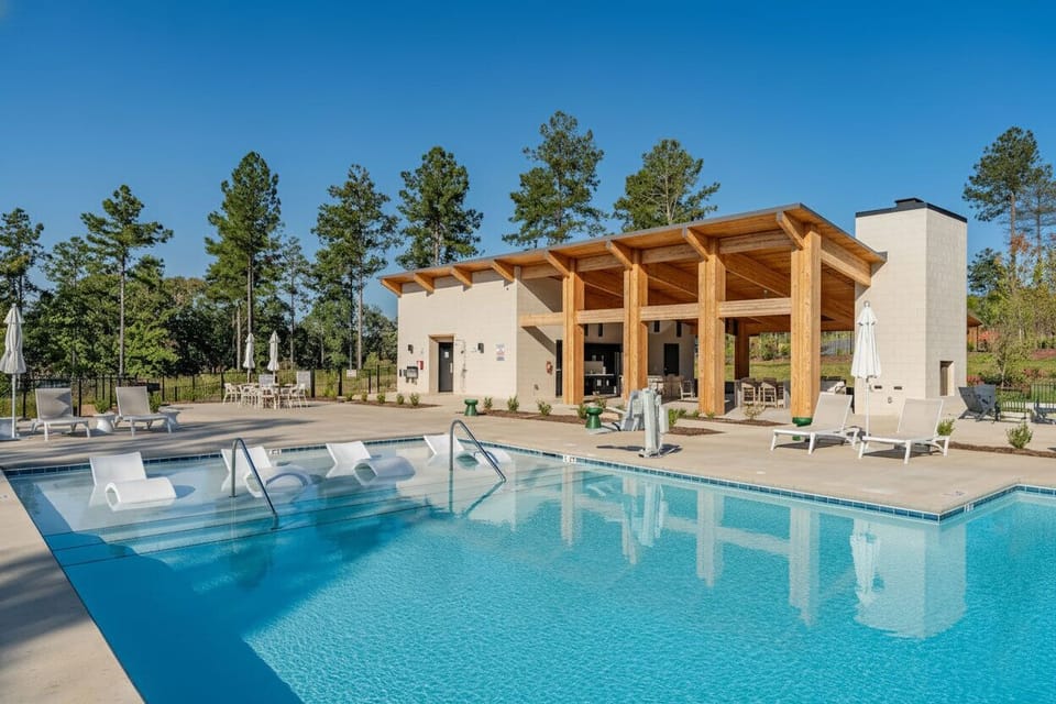 Lakeside Reserve Community Pool
