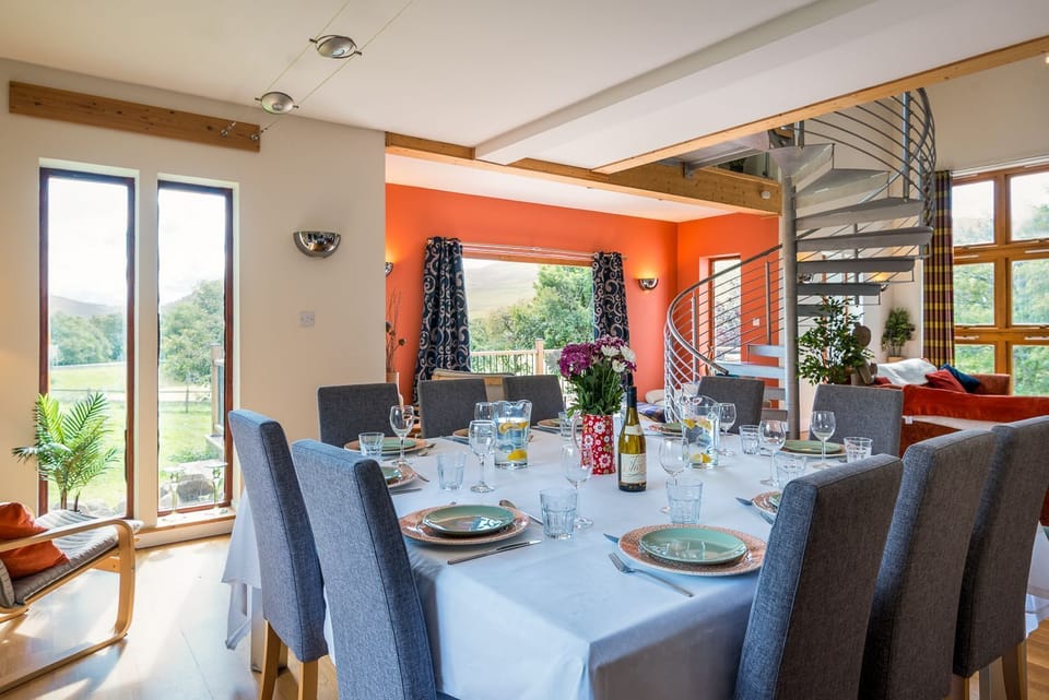 Gulabin House table set for dinner