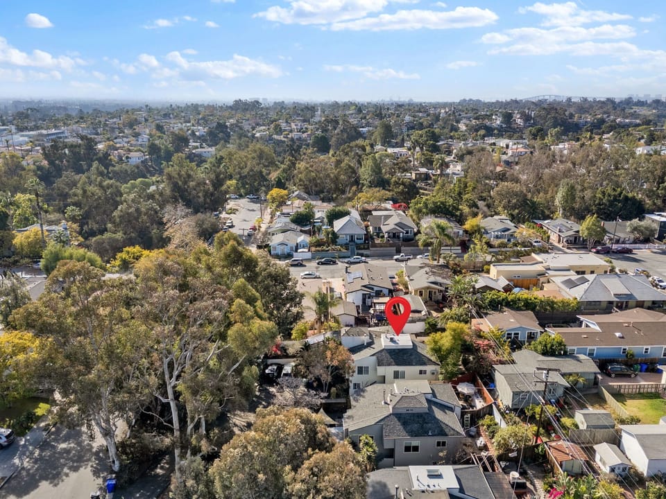 Close proximity to downtown, the Zoo, beaches, shops and restaurant! 