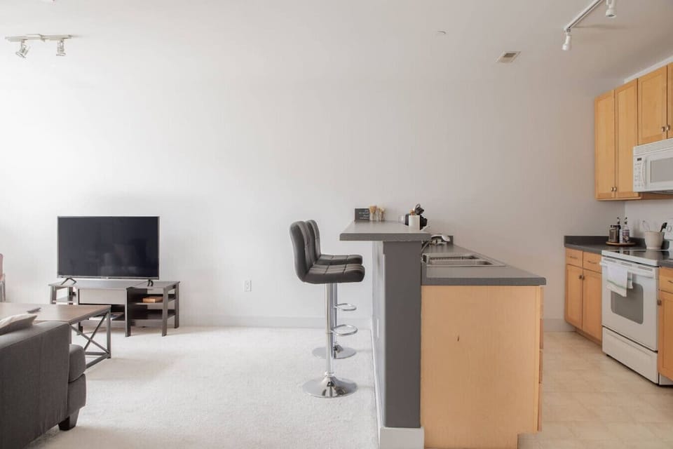 Full kitchen with bar seating