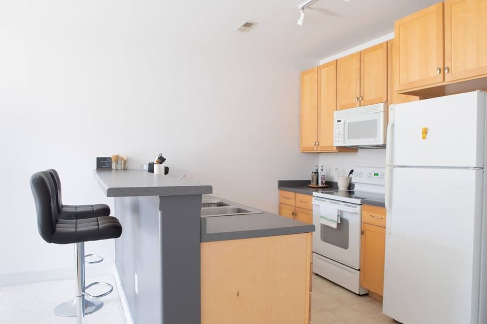 Full kitchen with bar seating