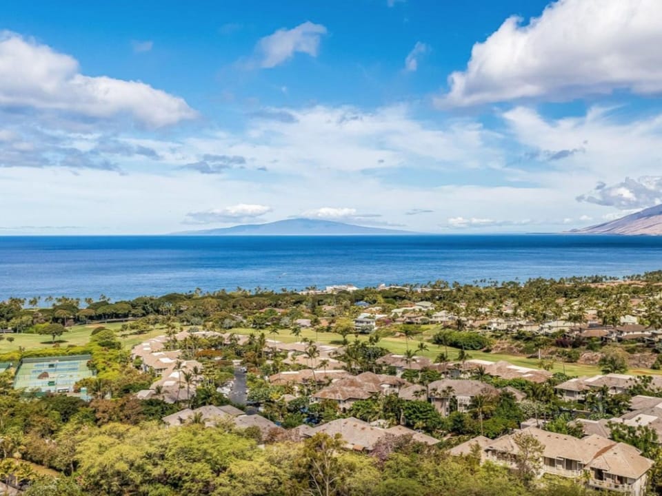 Vacation in the heart of Wailea, minutes from golf, shopping, dining, beaches, and more!
