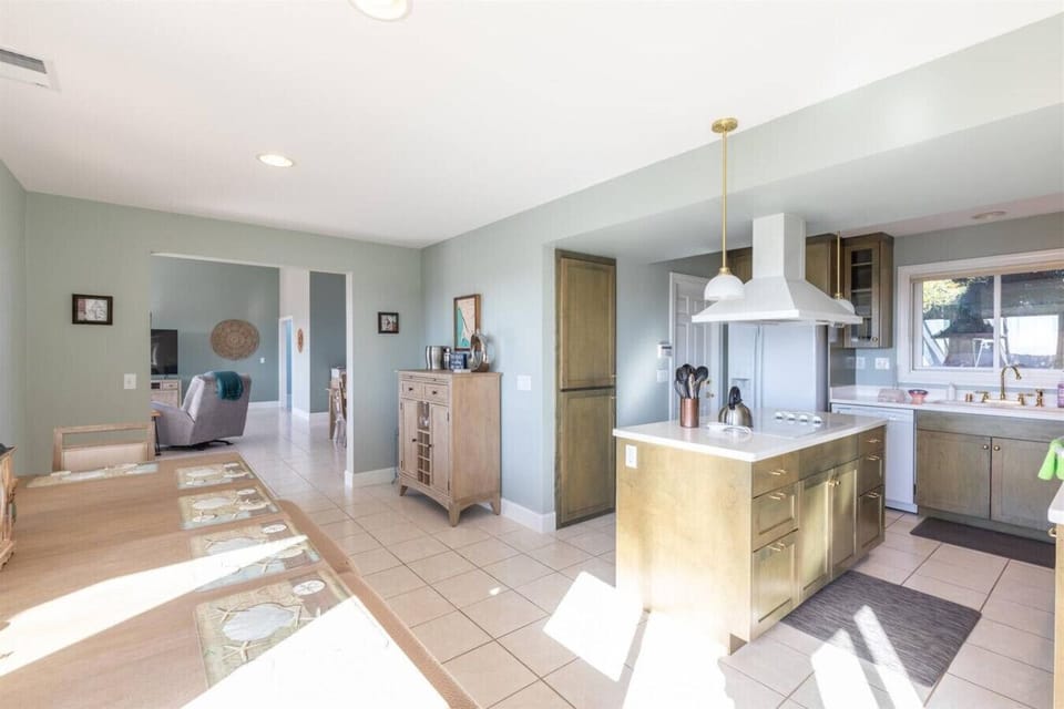 Kitchen, Breakfast Area and Bar