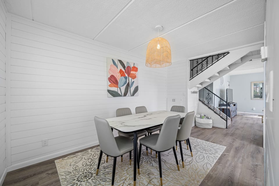 Coastal dining space for six