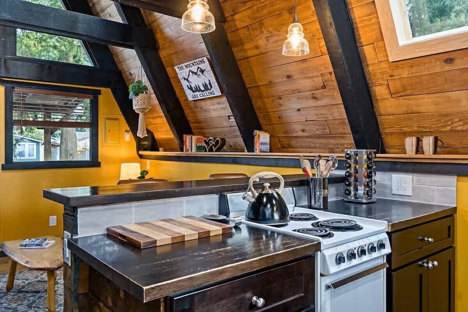 Cabin Kitchen with Warm Wood & Modern Touches ✨