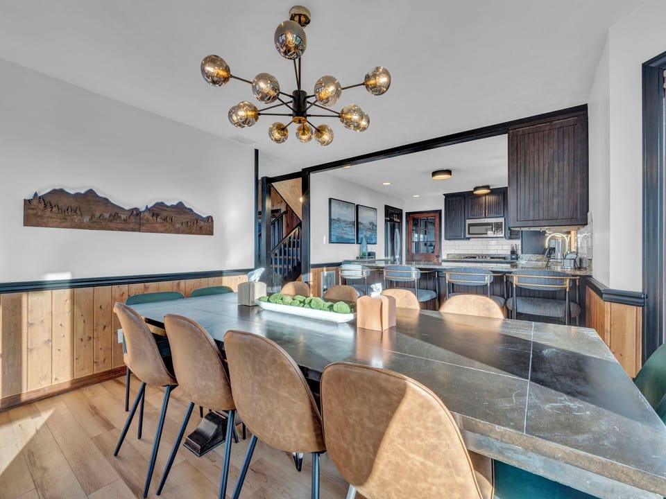 Share stories of the day’s adventures around this stylish dining table with room for the whole crew. 🍽️⛰️