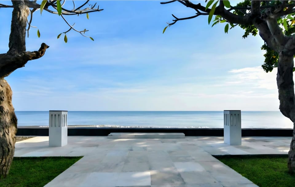 Stunning view with direct access to the beach