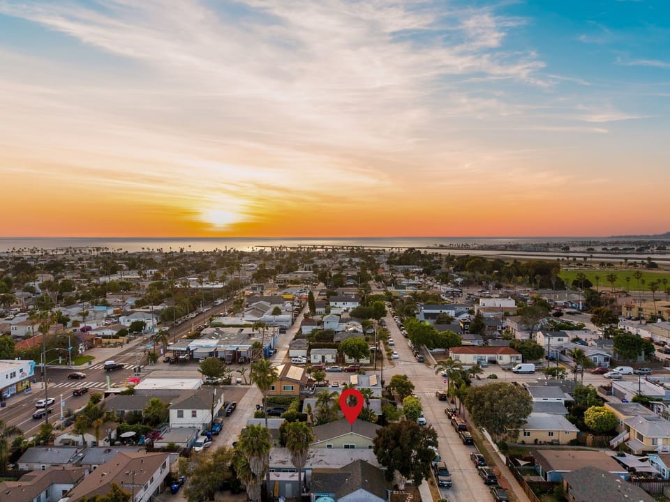 Perfectly located Ocean Beach bungalow just minutes from the sand & sunsets.