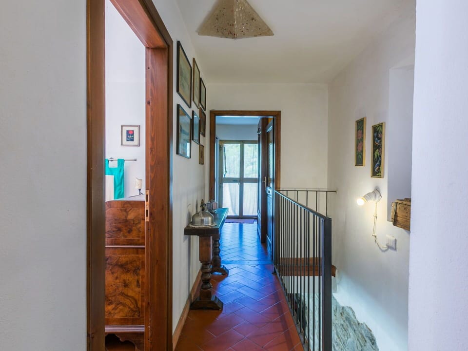 Wall, Flooring, Wood, Floor, Interior Design, Ceiling, Furniture, Lighting, Wood Flooring, Room