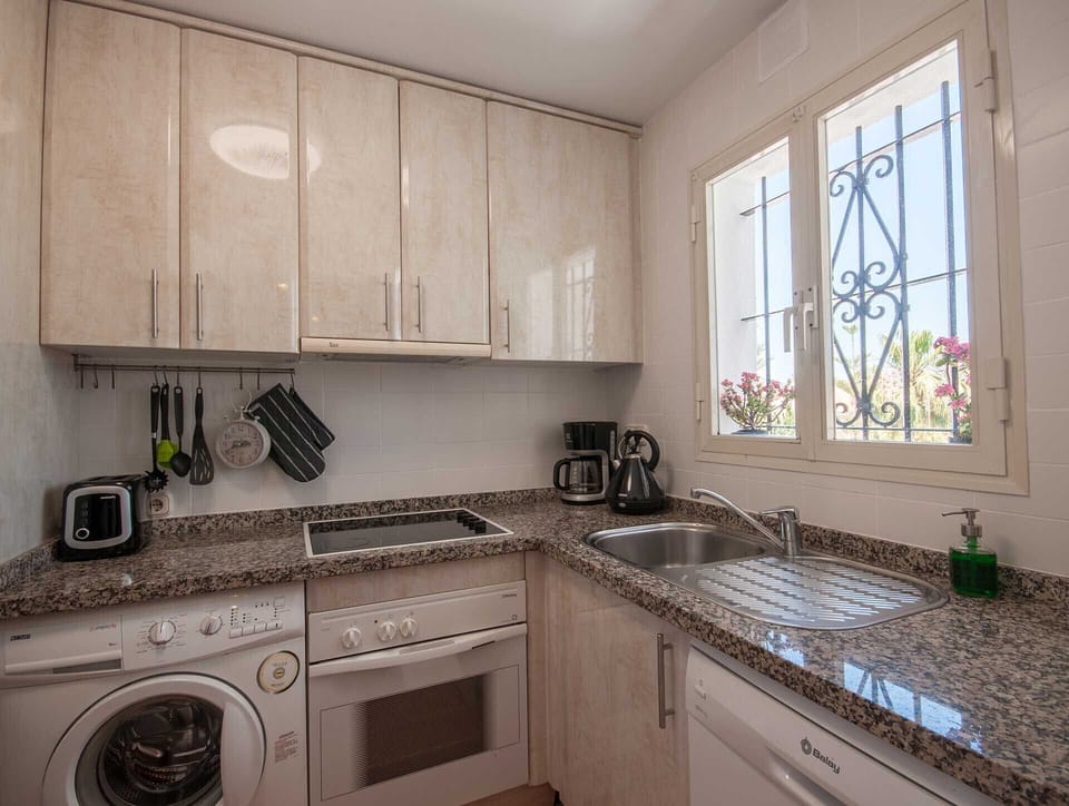 Fully fitted kitchen for self-catering holiday