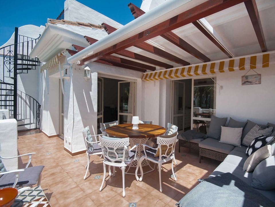 Summer alfresco dining in 2 bed rental apartment