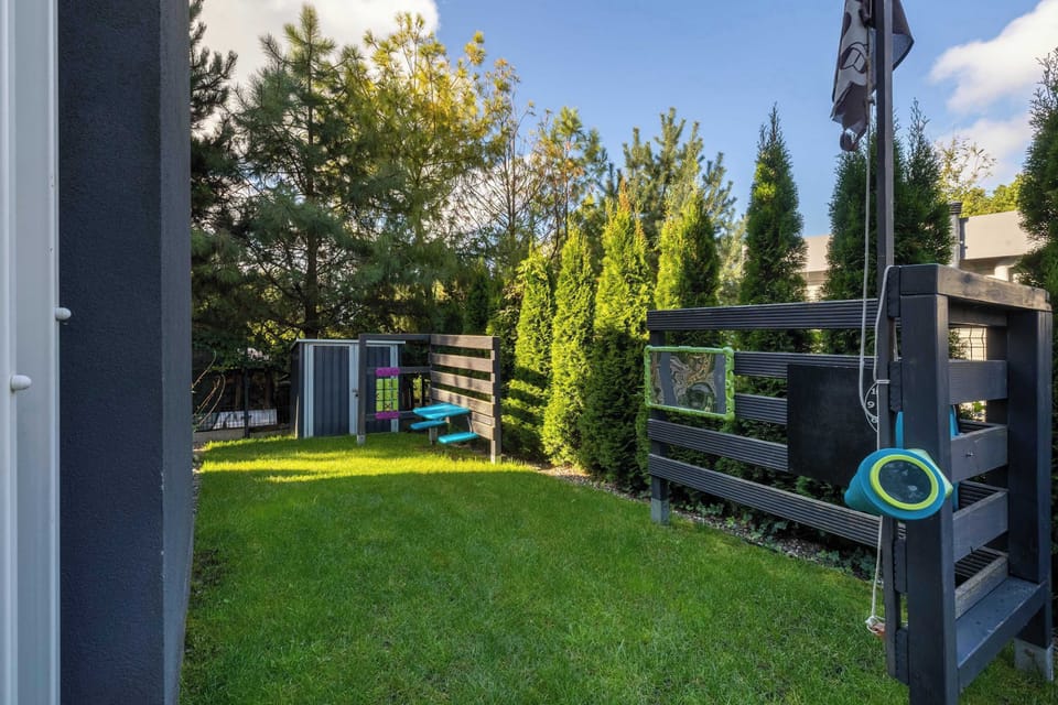 A corner of the garden with a modern fence and greenery. Perfect for enjoying privacy outside.