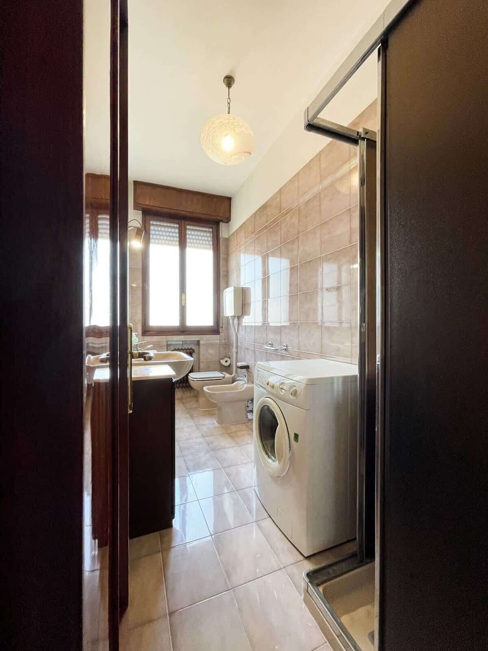 Bagno condiviso con doccia e lavatrice
