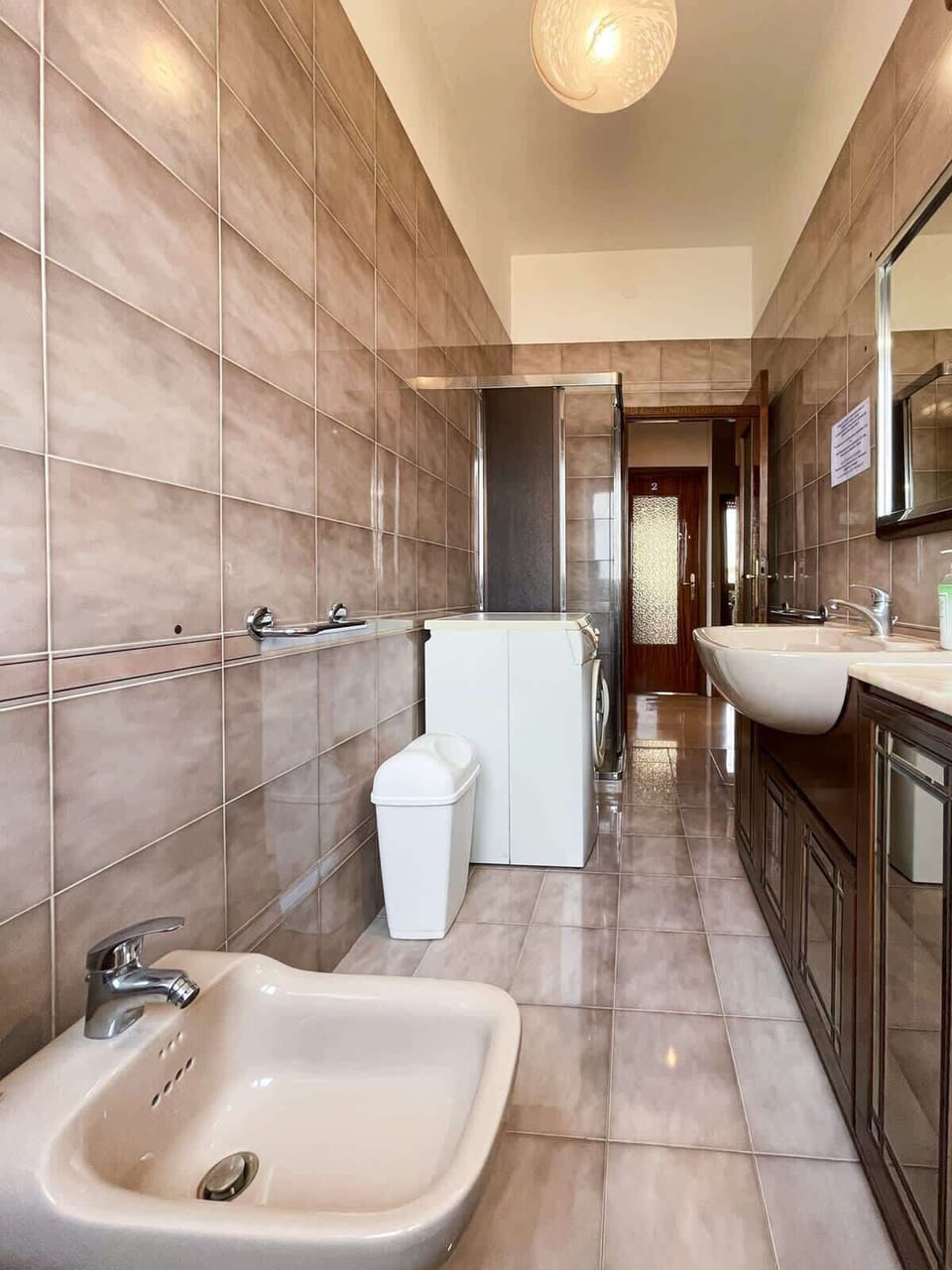 Bagno condiviso con doccia e lavatrice