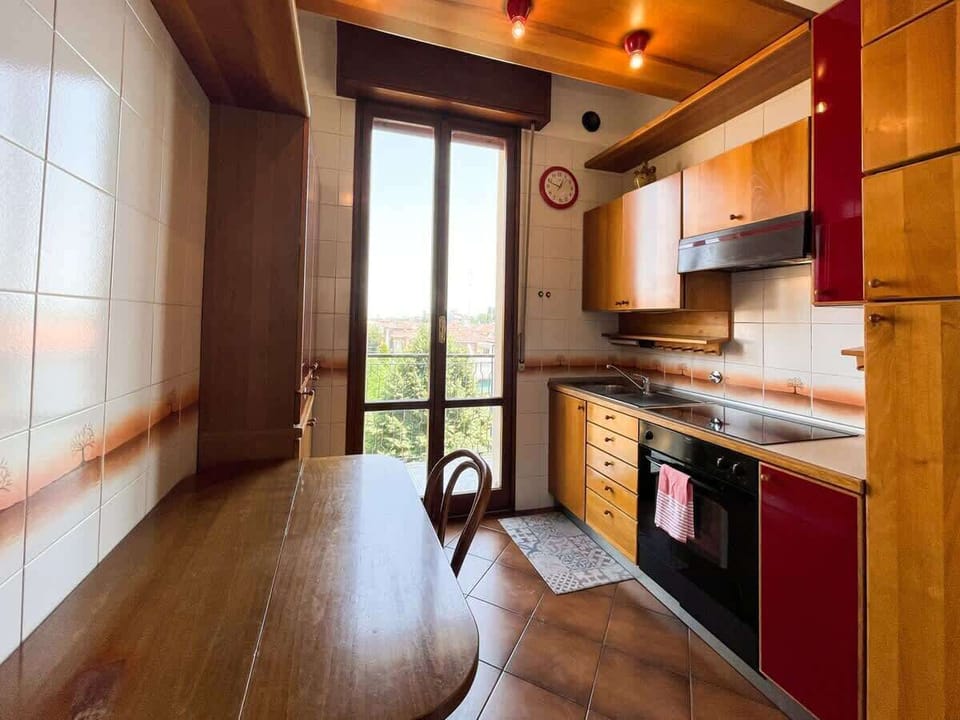 cucina abitabile e condivisa con balcone