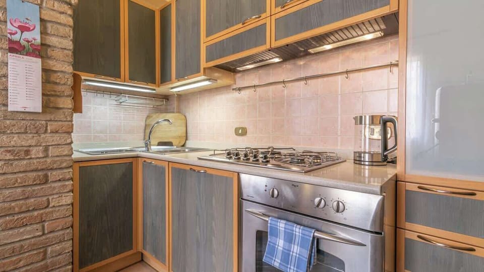 Cucina dotata di bollitore, forno e fornelli 