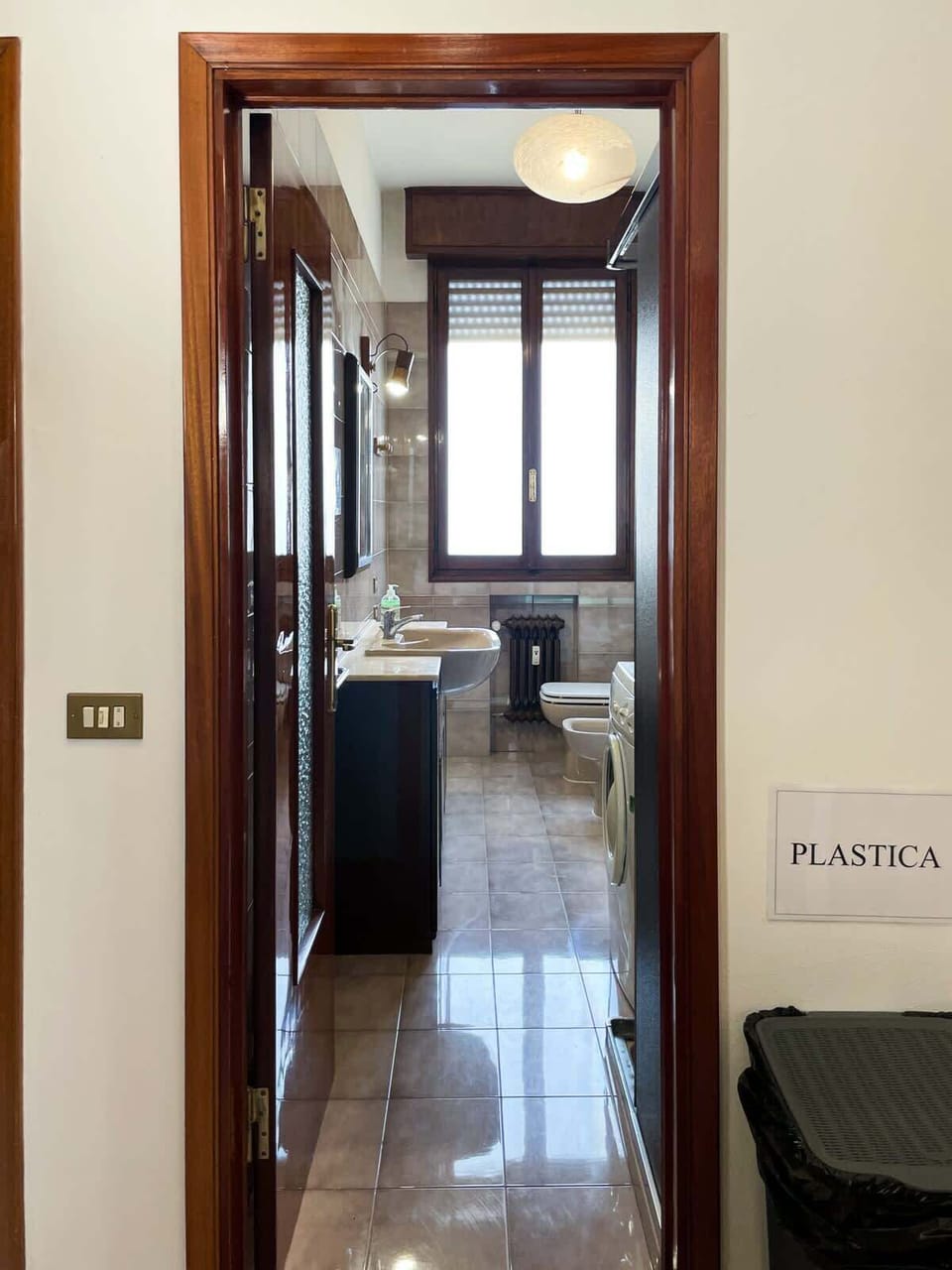 Bagno con doccia e lavatrice condiviso
