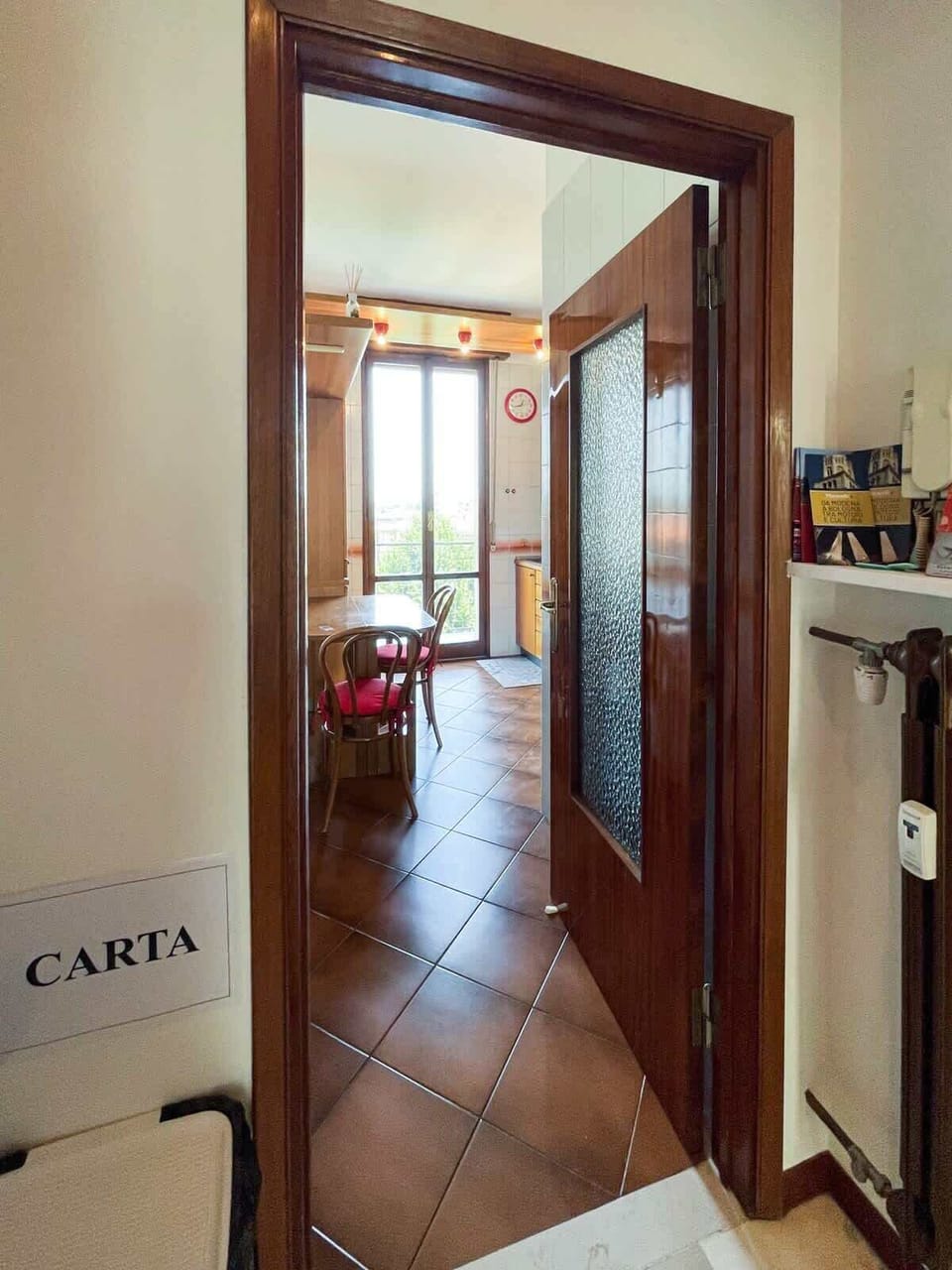 panoramica su cucina abitabile e condivisa con balcone