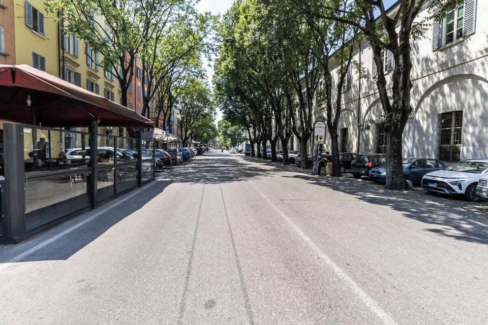 Via Berengario adiacente per parcheggiare a pagamento nelle strisce blu