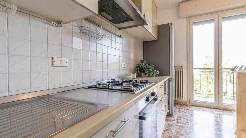 cucina condivisa completamente attrezzata con balcone