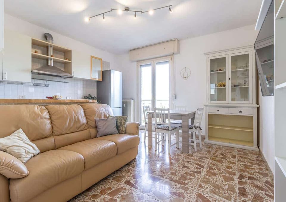 panoramica su zona giorno condivisa con balcone