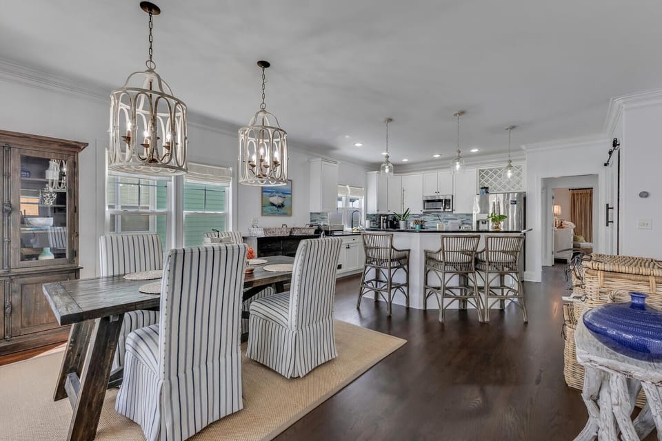 Palm Tree Palace-Dining Room & Kitchen