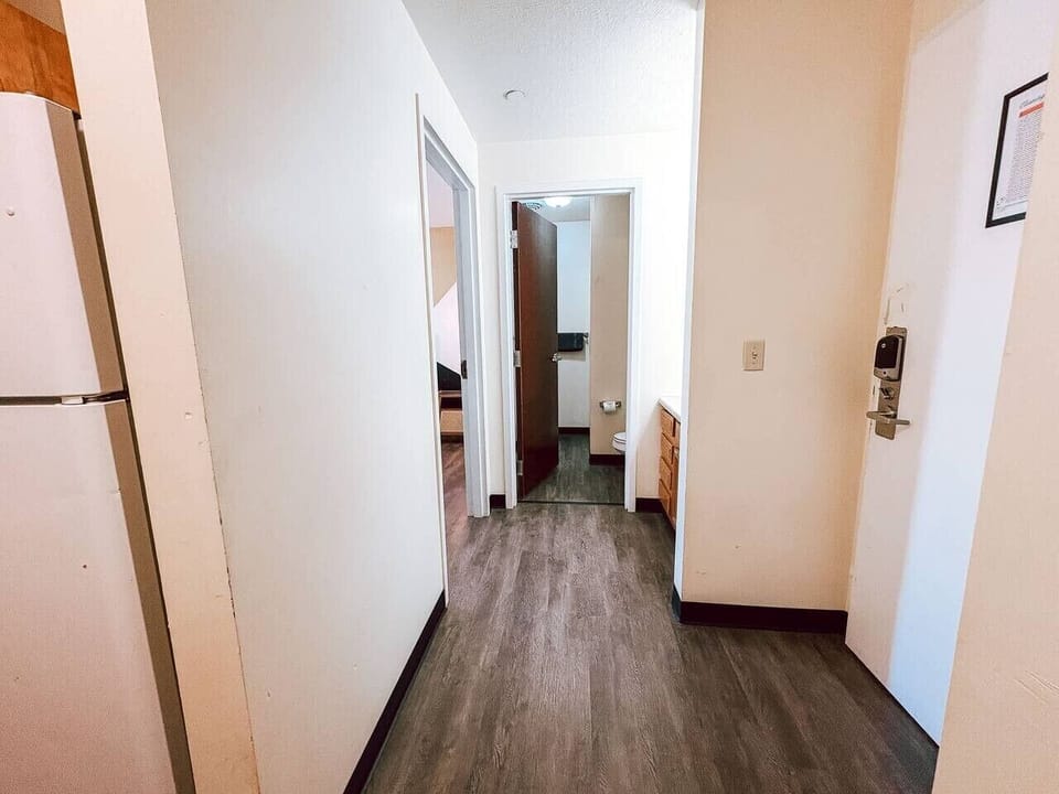 Spacious hallway entrance connecting the bedroom, bathroom & kitchen.