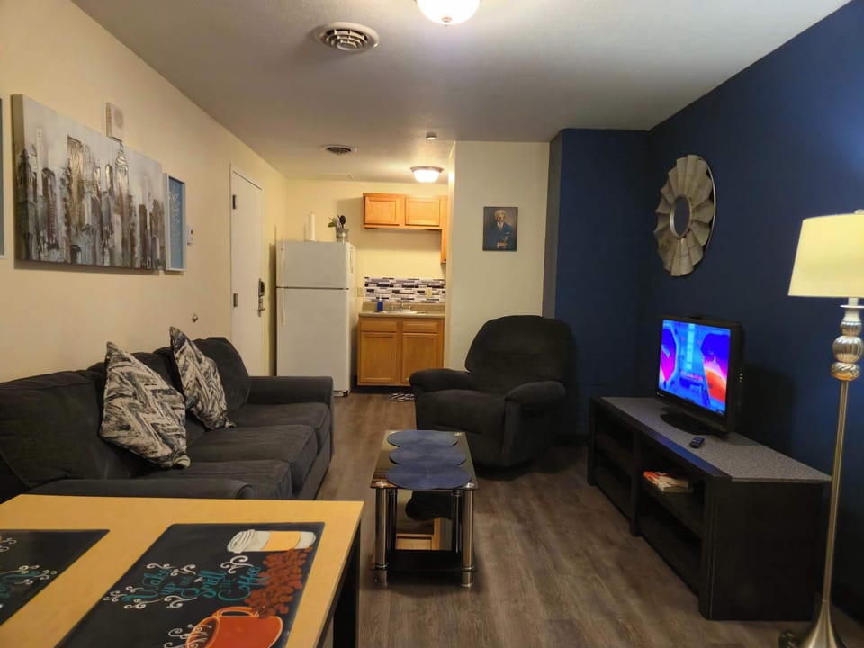 Comfortable living room with sofa, TV and direct access to the kitchen. Ideal for relaxing after exploring the city.
