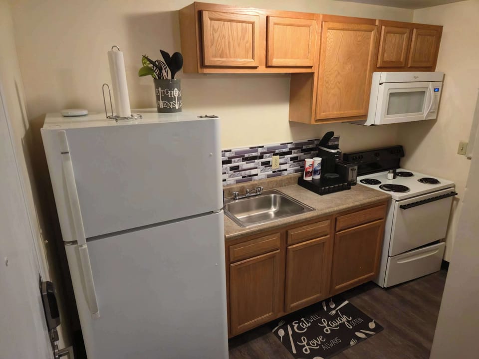 Fully equipped kitchen with refrigerator, stove, microwave and coffee maker, ready to prepare your meals with ease.