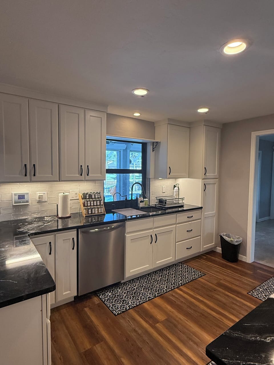 Full Kitchen / Marble Countertops