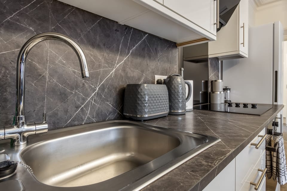 Kitchen & Cooking Area
