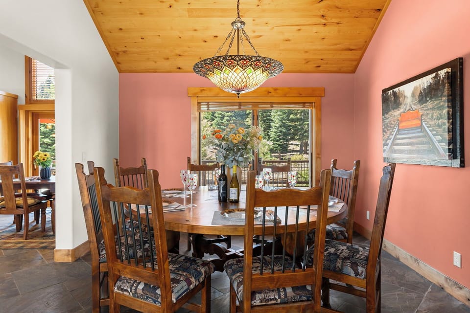 Dining Area - Moonridge Lodge